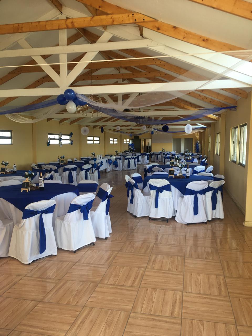 Mesas decoradas en blanco y azul para celebración