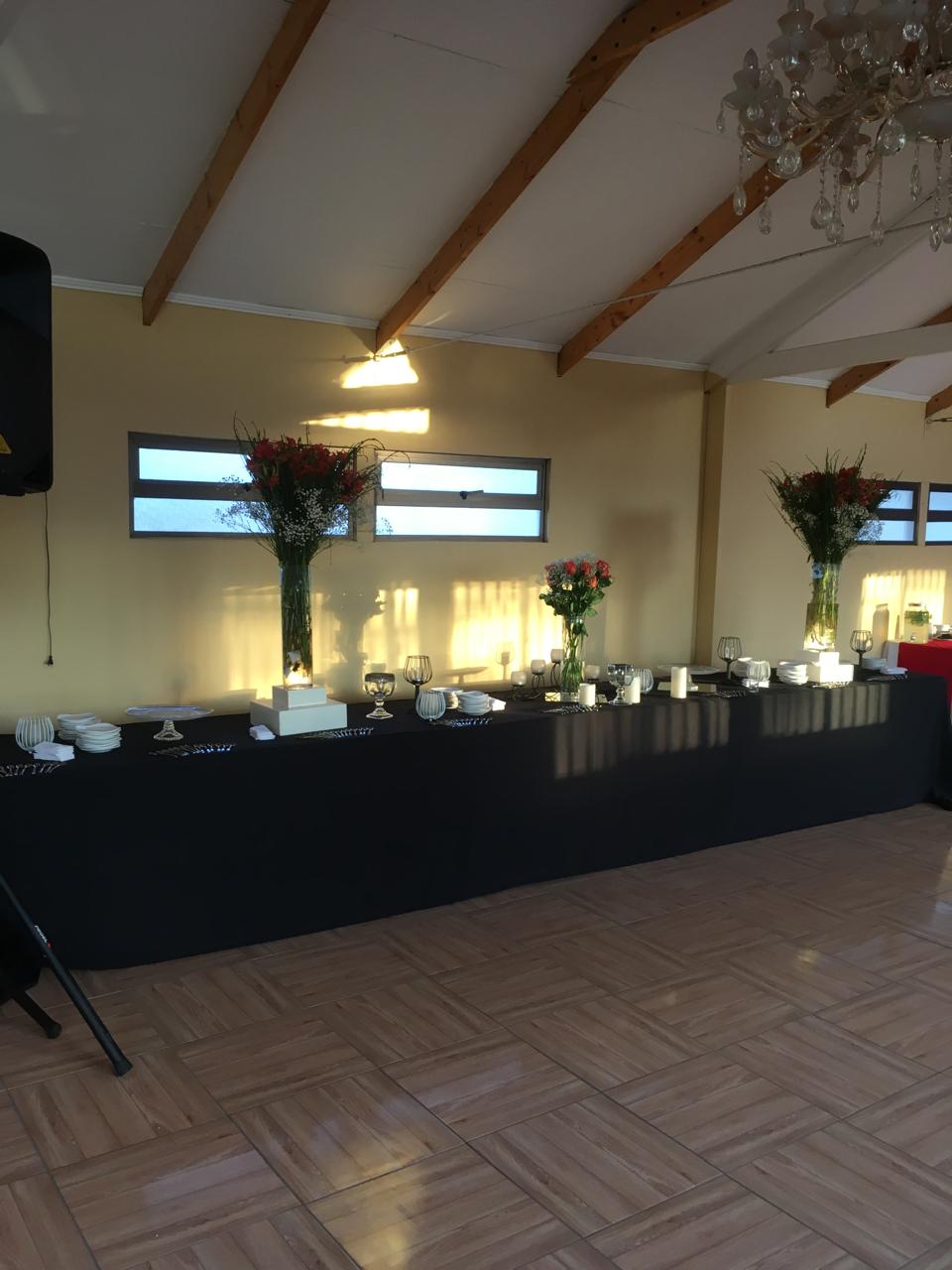 Mesa decorada con centro de flores altas